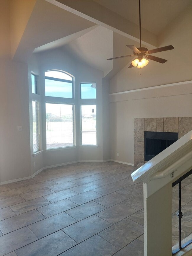 Building Photo - 3 bedroom 2 bathroom beautiful rental ! Available November