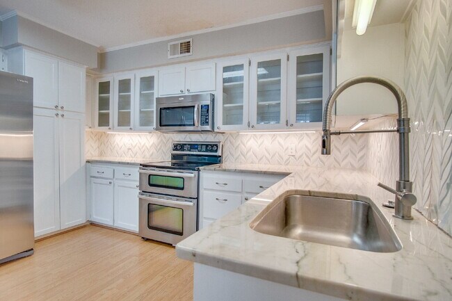 Building Photo - Pool Home with Office, Two Primary Suites ...