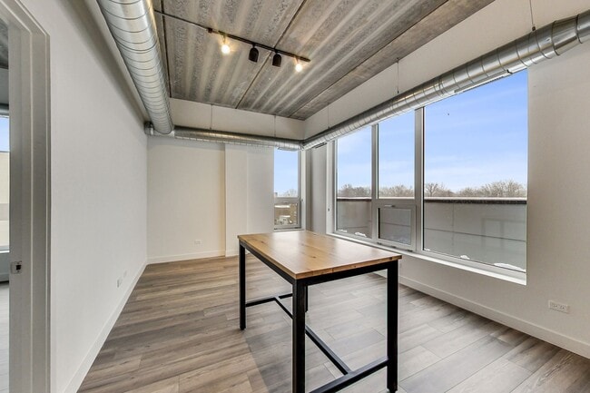 Interior Photo - 2405 W Hutchinson St