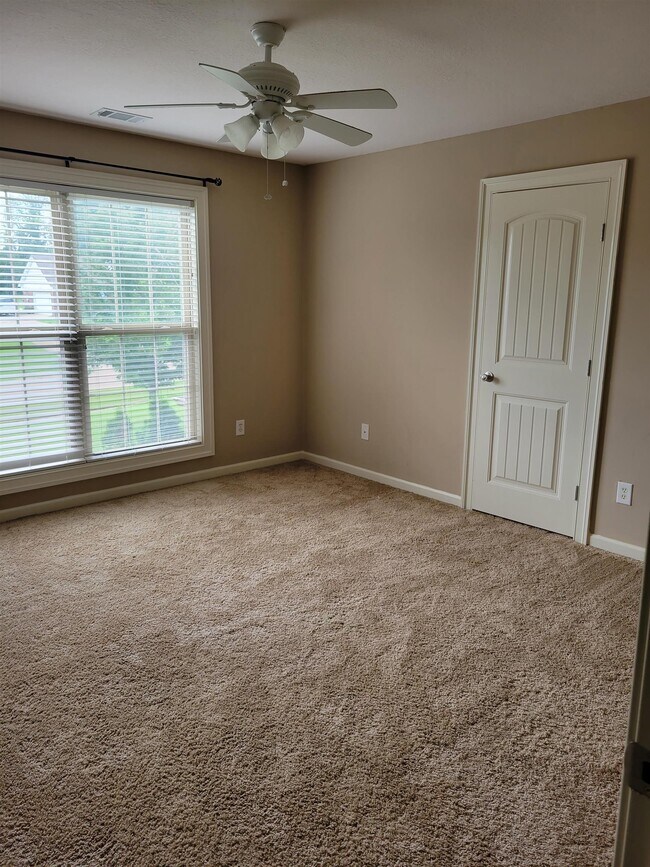 Building Photo - 37 Christmas Dr