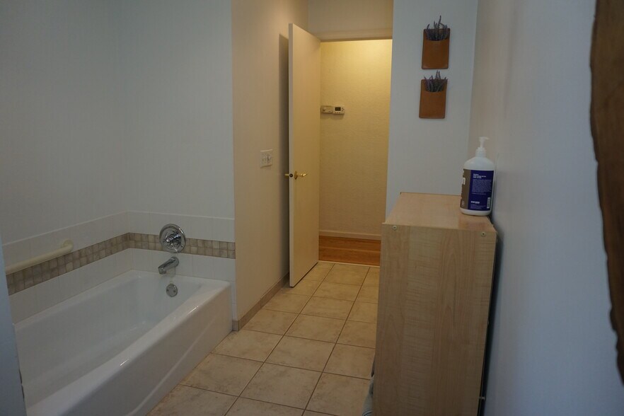 Additional living room and dining room - 4060 Victoria St N