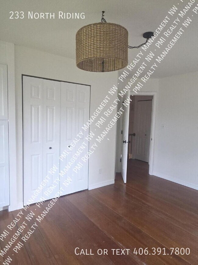 Building Photo - 233 North Riding-