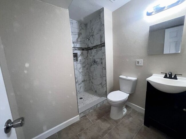 Building Photo - Remodeled 4 Bedroom 2 Bath Home Minutes from Sanford international Airport!