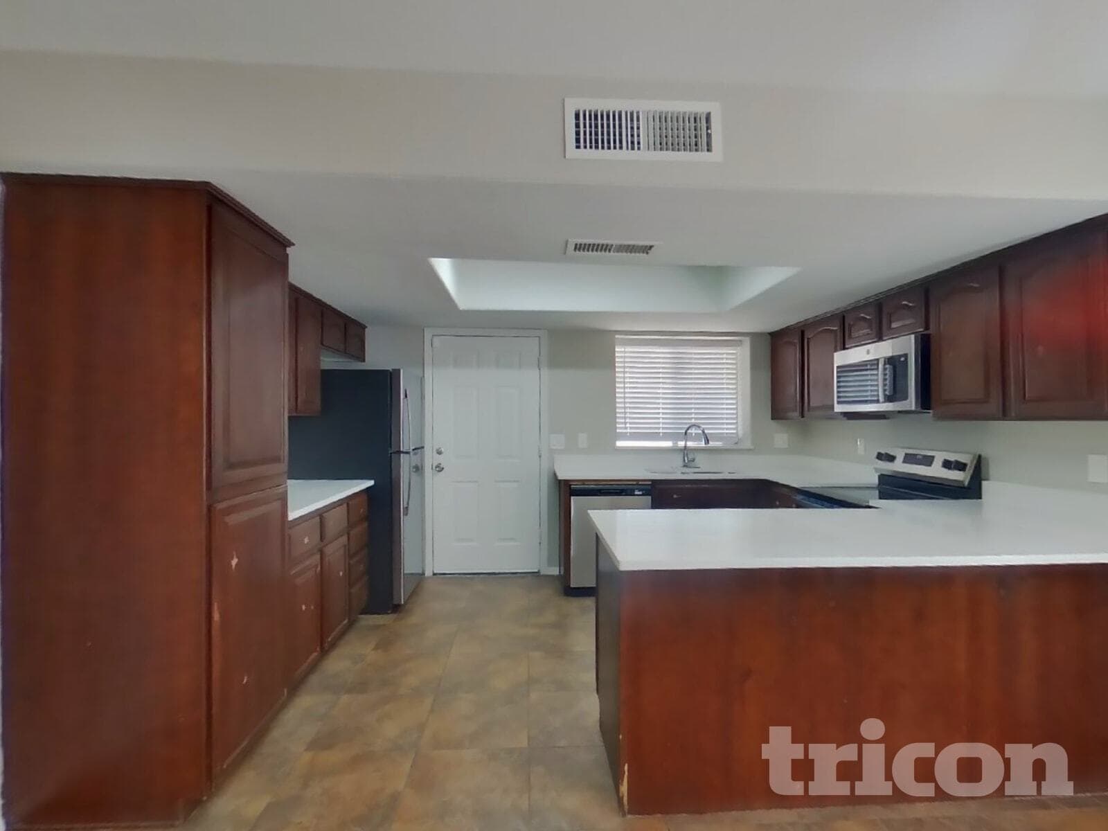 Building Photo - 570 W Myrna Ln