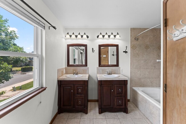 Building Photo - Beautiful 4 Bedroom Broadmoor Glen home - (D12 Schools)