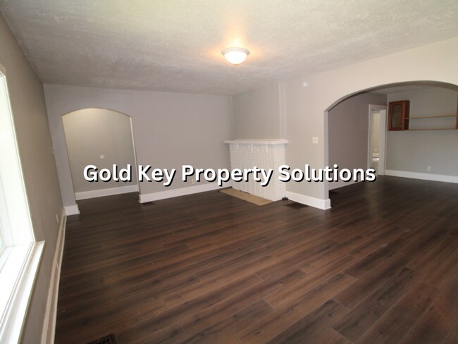 Building Photo - Spacious 2 BR 1 BA House with Dining Room ...