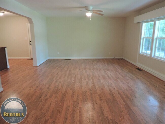 Building Photo - 147 Woodland Dr