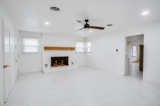 Building Photo - Pre Leasing for fall 2026! 4/3 in Medical District