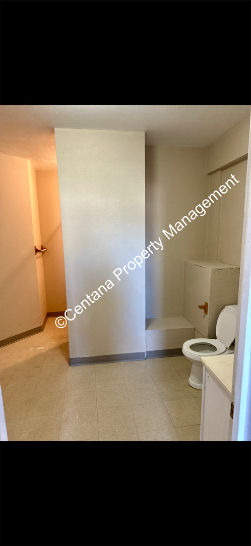 Building Photo - 614 W Park St