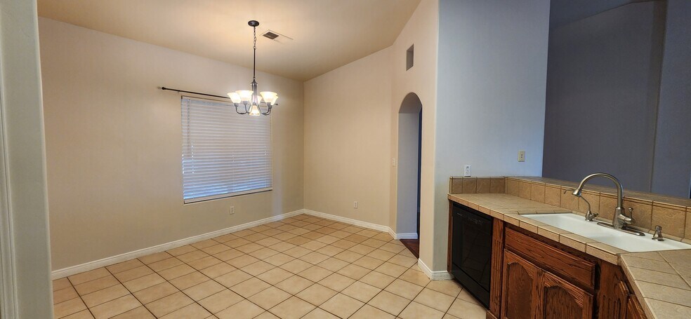Building Photo - 9810 Manhattan Dr