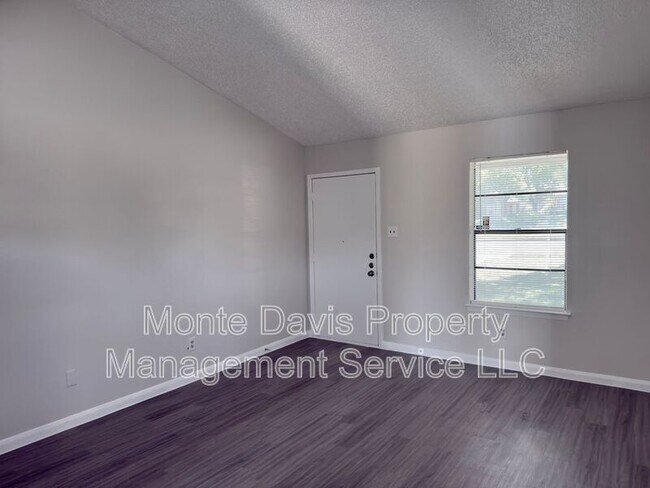 Building Photo - 1614 W Braker Ln