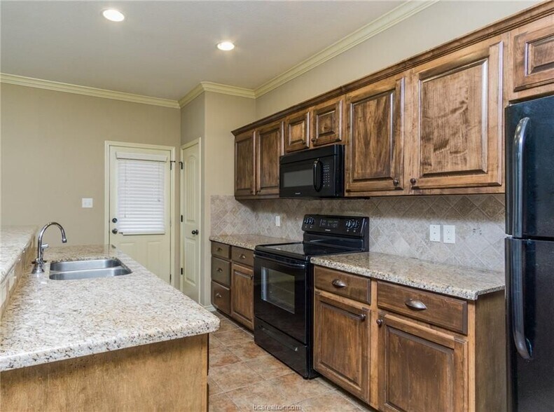 Building Photo - 3010 Old Ironsides Dr