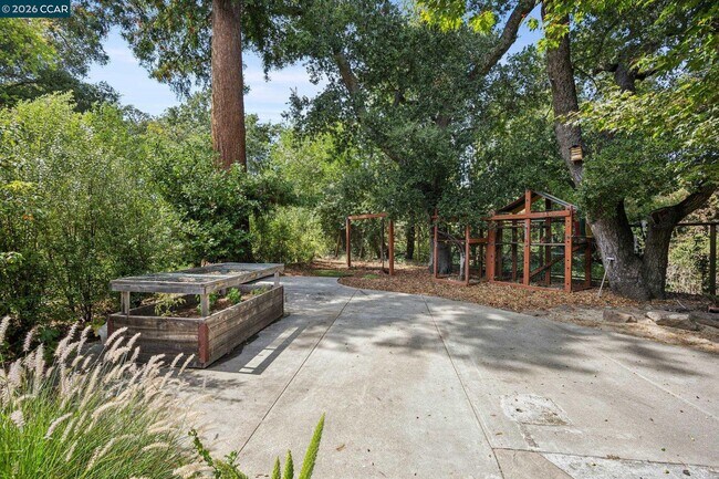 Building Photo - 783 Los Palos Manor