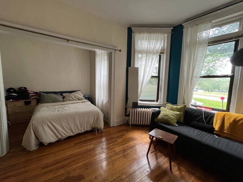 Building Photo - 376 Riverway