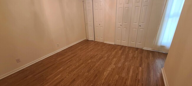 Building Photo - 2114 NE 38th St