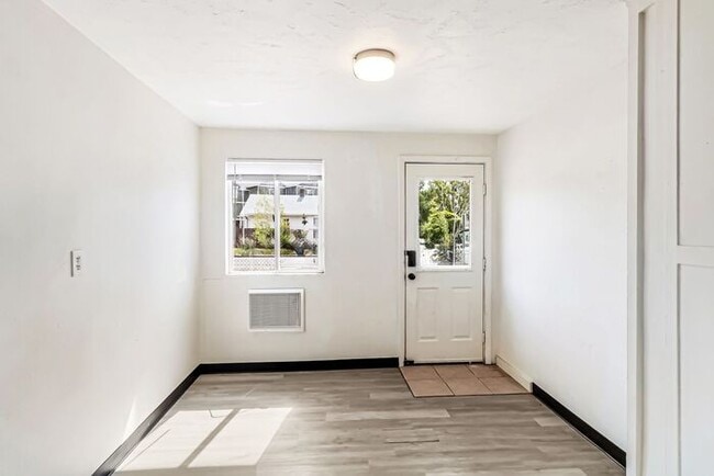 Building Photo - Newly Remodeled Downtown Studio!