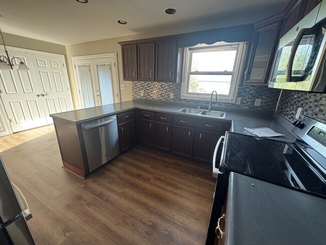 Building Photo - 1124 Breezy Way