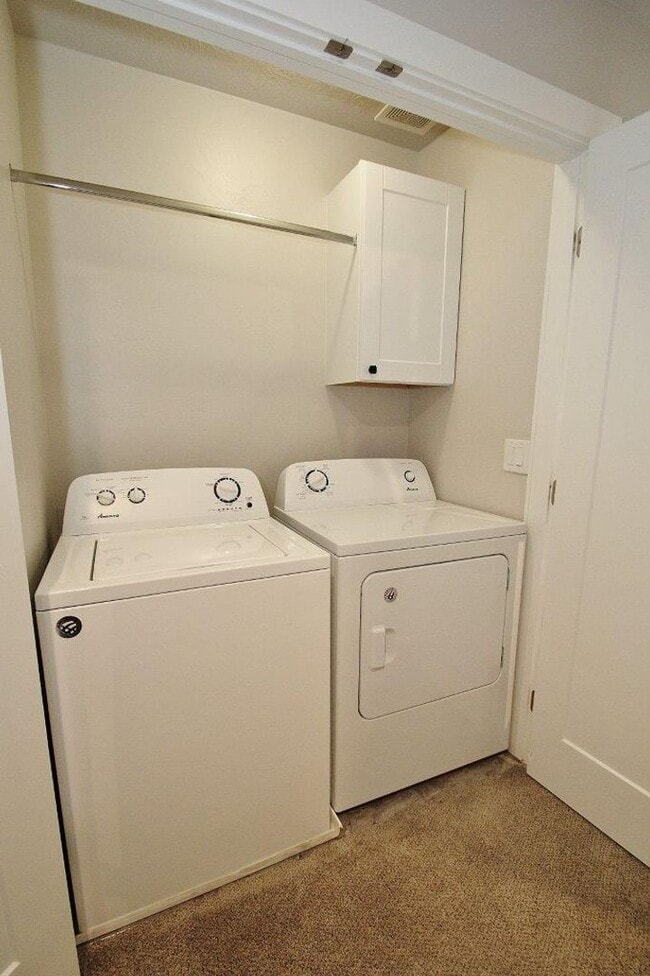 Building Photo - Immaculate Townhouse in Quiet Community