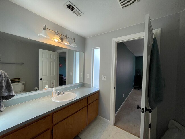 Building Photo - Charming Rock Creek 3 Bed 2.5 Bath - Centr...