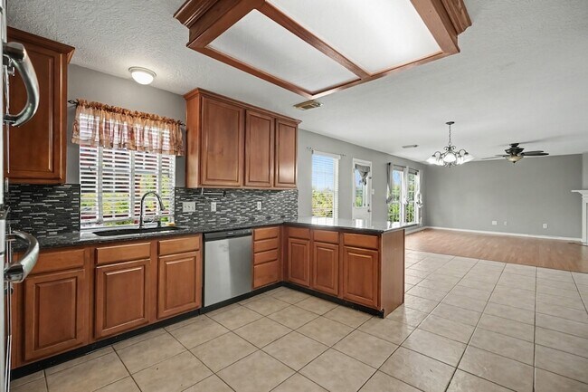 Building Photo - 526 Oak Briar Dr