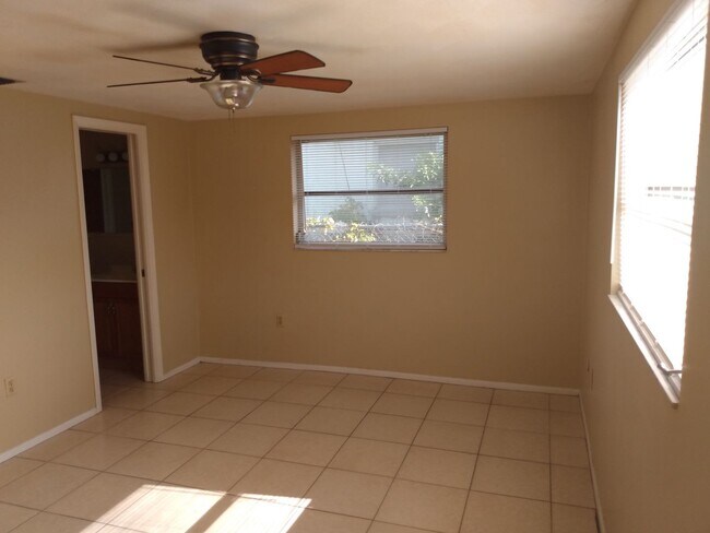Building Photo - 2 Bed/2 Bath 1200 Sq. Ft. home with BONUS ROOM, indoor laundry & a fenced yard!!