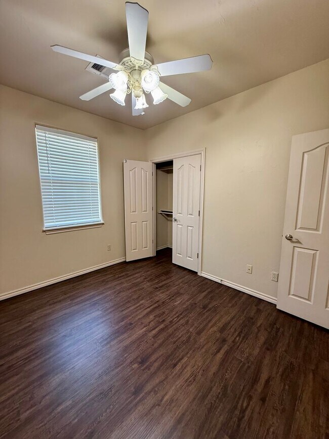 Building Photo - 2520 Thomas Dr