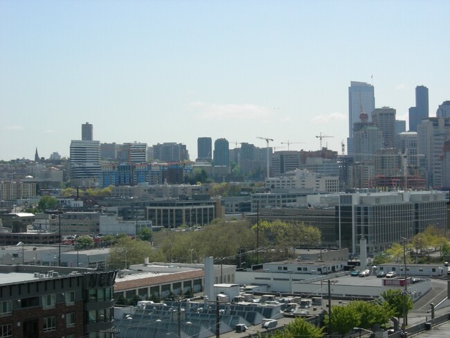 Building Photo - 1000 Aurora Ave N