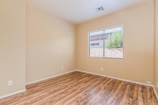 Building Photo - 951 W Orchard Ln