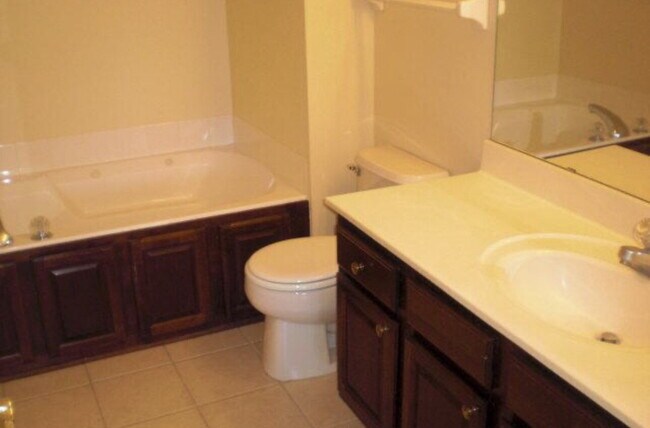 Building Photo - 608 Kingfisher Ln