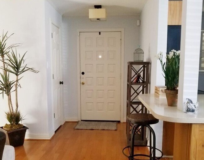 Building Photo - 2744 Briarhurst Dr