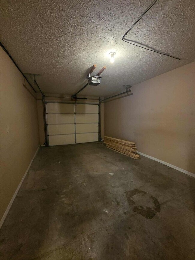 Building Photo - Spacious Town House!!