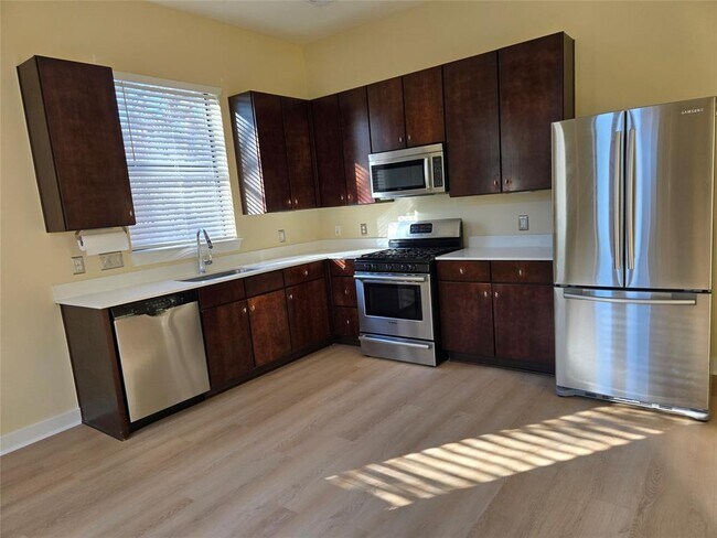 Building Photo - 6000 S Congress Ave