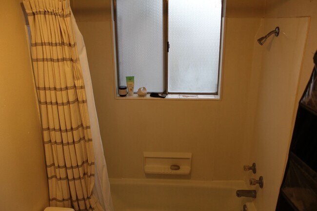 Building Photo - 1B/1B Pet Friendly Apartment South of BYU