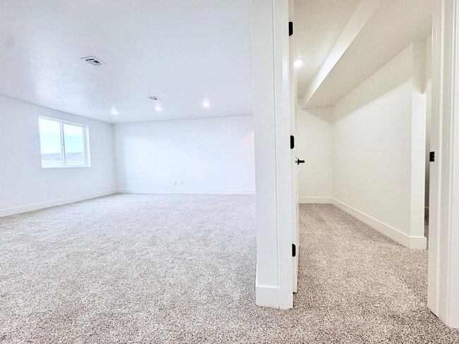 Building Photo - Six Bedroom House!! FREE: WiFi, Lawn care and Water softener!!