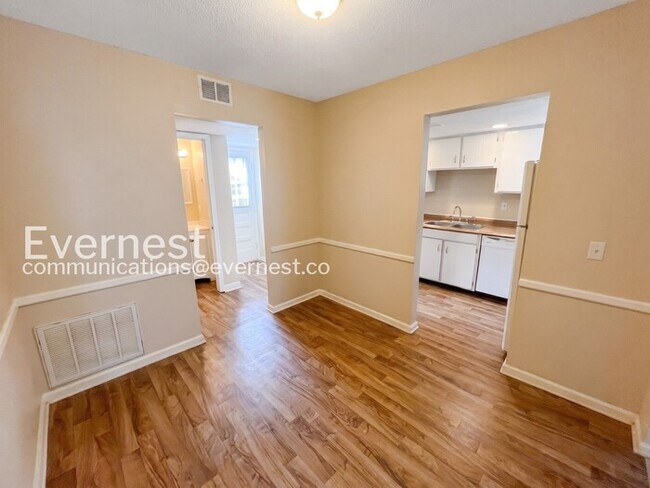 Building Photo - 2 Bed/1.5 Bath Townhome with Off-Street Parking / Pet-Friendly / Coming Soon!