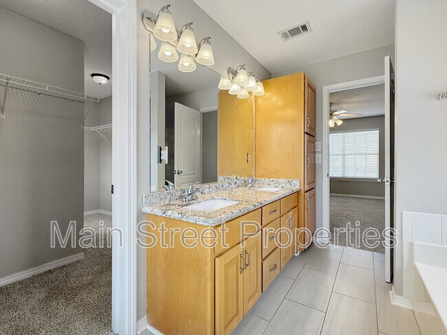 Building Photo - 2121 Pin High Dr