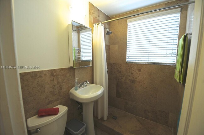 Building Photo - 601 7th St