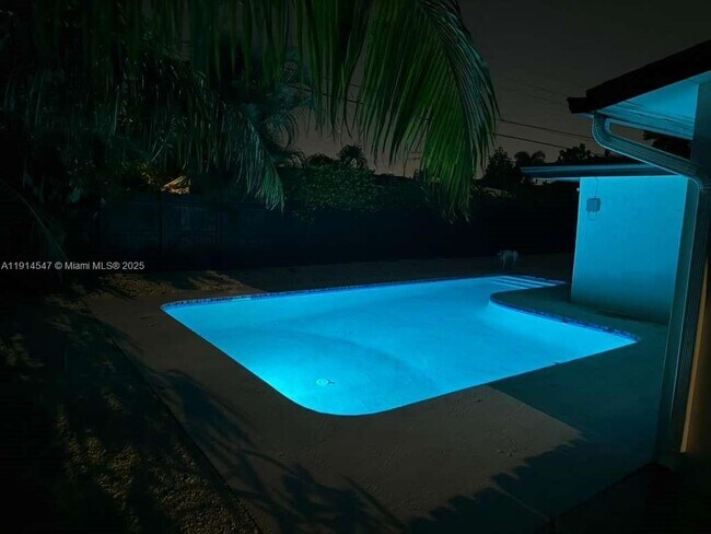 Building Photo - 600 N 66 Terrace