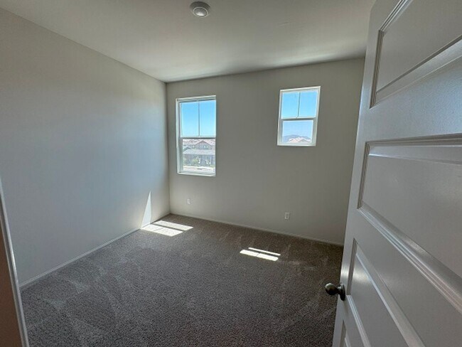 Building Photo - Beautiful House in the heart of Temecula -...