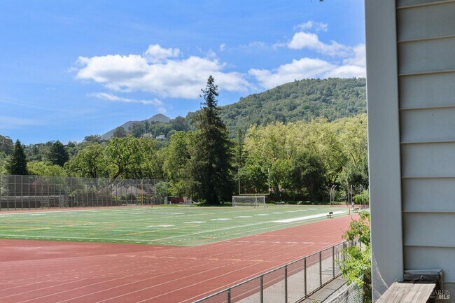 Building Photo - Lovely 2bd/1.5ba Townhome in Heart of San Anselmo