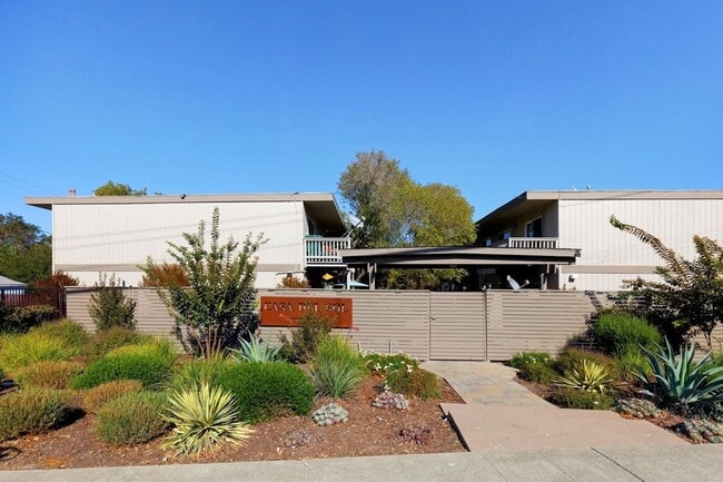 Building Photo - Casa del Sol