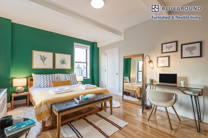 Building Photo - 210 W 70th St