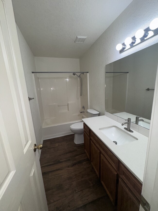 Building Photo - 1801 Thomas Ct
