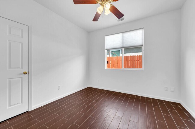 Building Photo - Inviting 3-Bed, 2-Bath Home in Gated Commu...