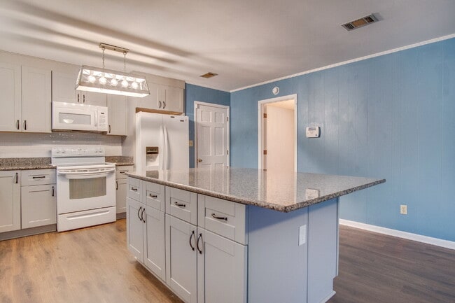 Building Photo - Beautiful 3BR Home in North Hill – Special: ½ Off Deposit for Active-Duty Military!