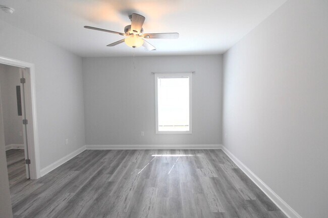 Building Photo - Stylish and Spacious Townhome Near Sentara...
