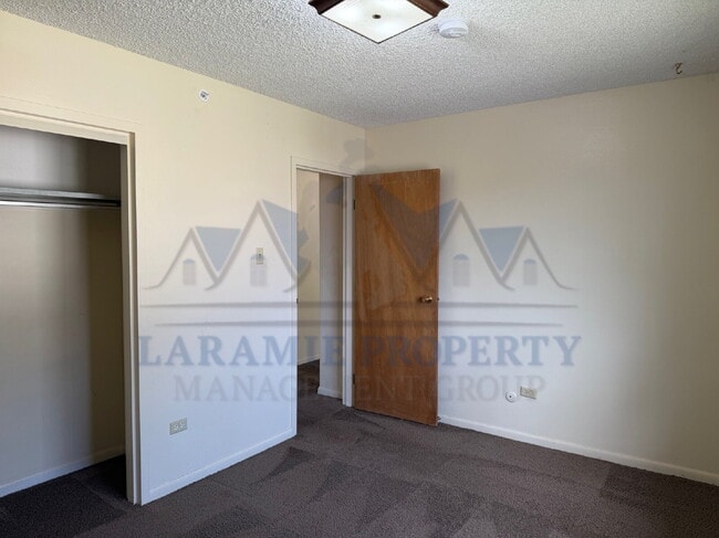 Building Photo - 2 Bed 1 Bath Apartment