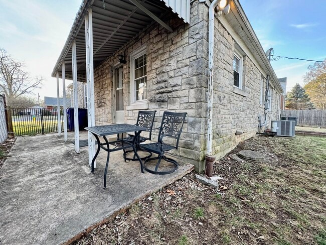 Building Photo - 479 Stratford Dr