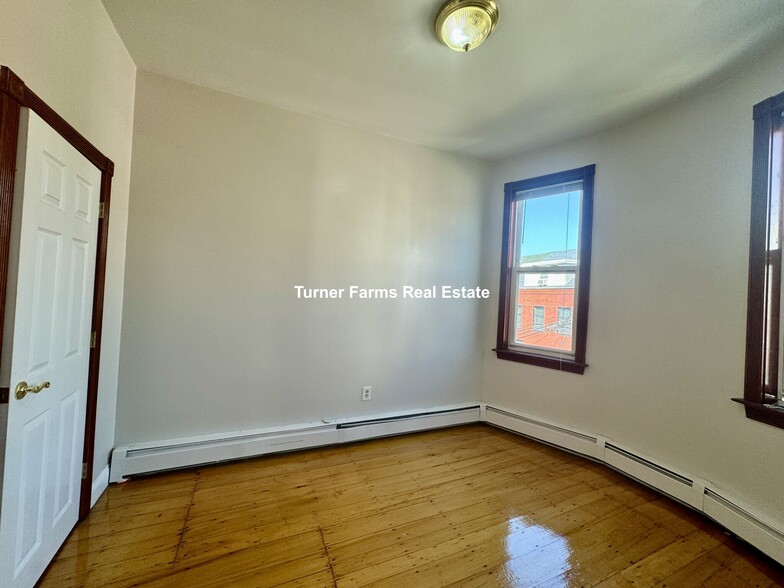 Building Photo - 19 Monmouth St