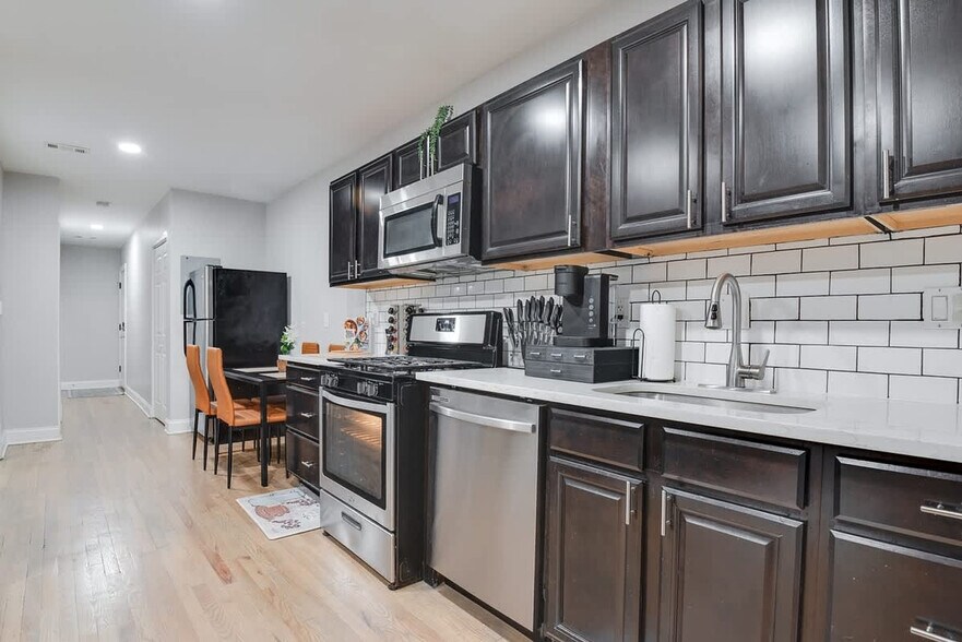 Building Photo - 1255 Raum St NE